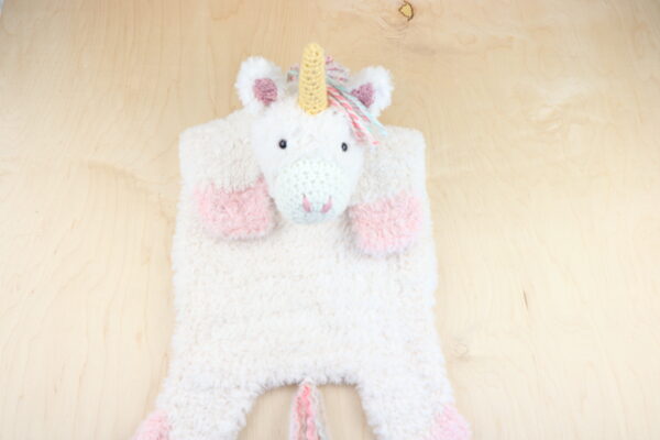 Amigurumi White Unicorn with pink hooves