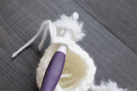 Adding faux fur yarn to the crochet unicorn muzzle