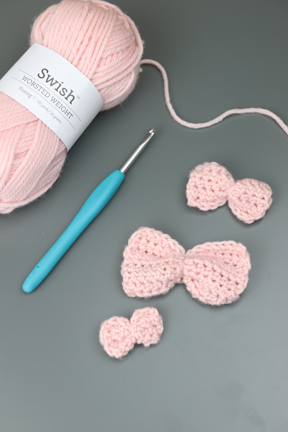 Three sizes of pink crochet bows