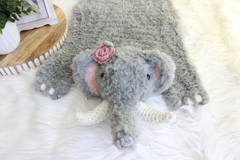 1 rose with 1 gray elephant