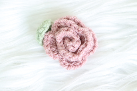1 dark pink crochet rose